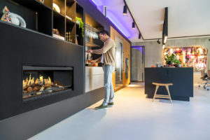 Le Kalfire E-one est synonyme de liberté. Sans raccord de gaz ni conduit d'évacuation de la fumée, le foyer design offre beaucoup de possibilités en termes de positionnement et d'installation. Choisissez la flamme, les braises et la lumière ambiante qui correspondent à vos envies. L'expérience offerte par le jeu des flammes est entièrement paramétrable.